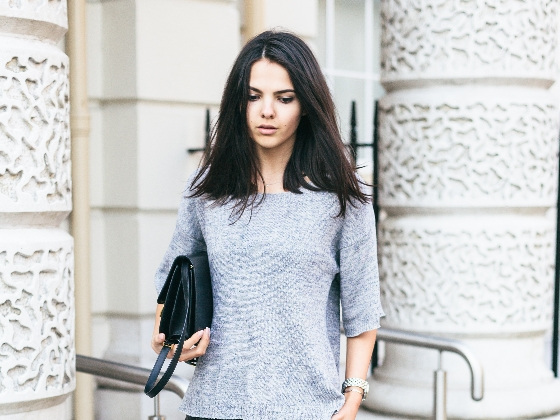 Mix do don gian ma chat cung sneaker trang hinh anh