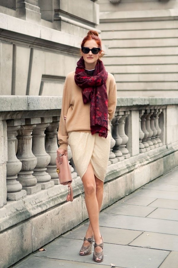 Phối wrap skirt voan với áo len và một chiếc khăn hoạ tiết - Set đồ an toàn mà vẫn cực kỳ hay ho, nữ tính cho bất cứ quý cô nào. 