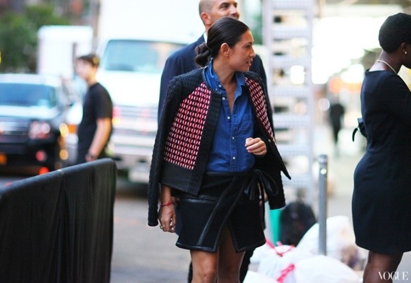 Với một chiếc áo khoác hoạ tiết và sơ mi denim, wrap skirt viền da của quý cô này đã trở thành một điểm nhấn cực kỳ đắt giá của cả set đồ. 