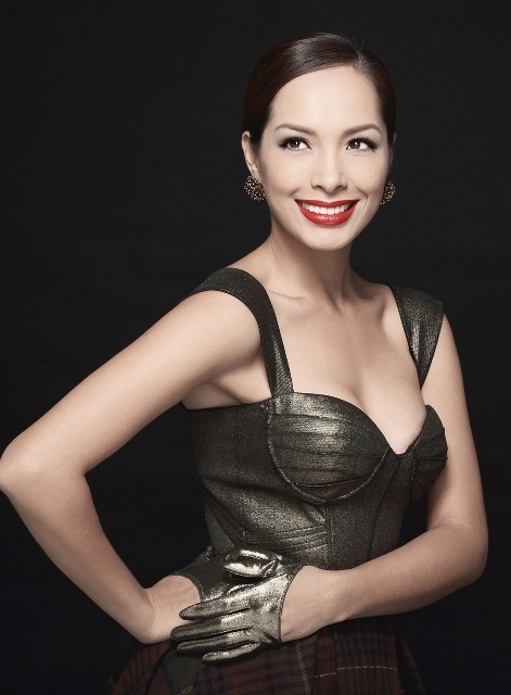  Tuy bận rộn là thế, nhưng mỗi lần xuất hiện trước công chúng, cựu người mẫu vẫn luôn tươi tắn và gợi cảm mặn mà. Ít ai nghĩ người đẹp này vẫn giữ được hình thể gọn gàng quyến rũ như thời son rỗi Hiện tại cô đang hạnh phúc bên chồng và hai cô con gái xinh xắn.