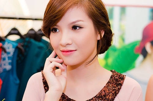  Đan Lê khiến người ta không khỏi ngưỡng mộ với vẻ đẹp mặn mà gợi cảm  Dù đã là mẹ của hai cậu con trai song người đẹp này vẫn cực kì quyến rũ và trẻ trung