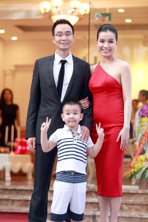 Tuy nhiên, sau khi kết hôn với tiến sĩ kinh tế học Nguyễn Anh Tuấn, Hoa hậu gần như lùi hẳn vào 