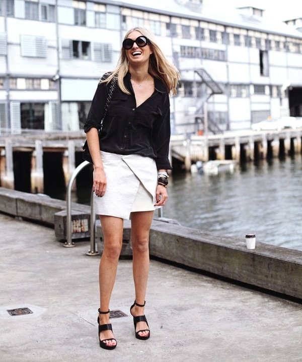 Sơ mi đen, wrap skirt trắng? Một sự kết hợp cơ bản và nói chung là... hoàn hảo với mọi quý cô khi diện tới nơi làm việc. 