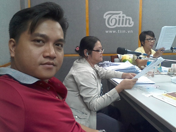 Diễn viên Thanh Sang và một buổi làm việc của ê-kíp lồng tiếng phim.
