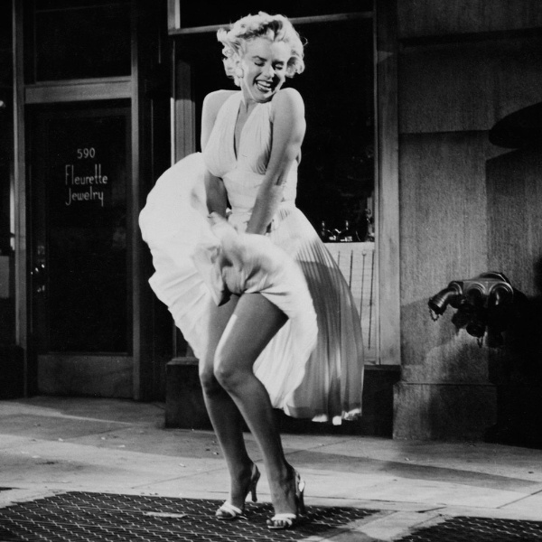 Hình ảnh mang tính biểu tượng của nữ diễn viên Marilyn Monroe với chiếc váy bị tốc đã được dựng tượng.