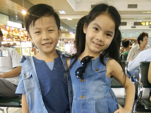 Top 2 Do Re Mi tinh nghich khi 'xa xi tret' tai Singapore hinh anh