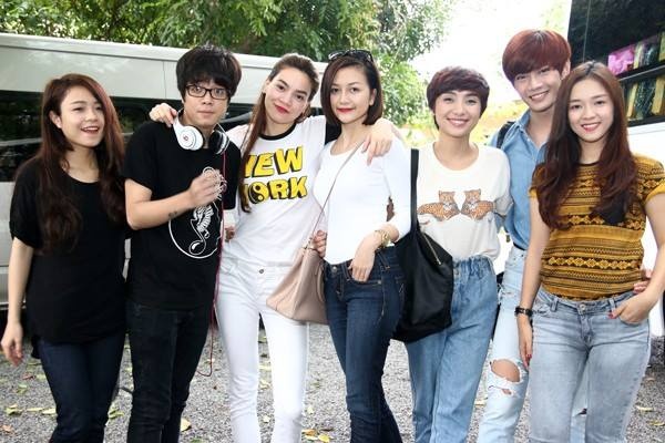 Trước đó, Thái Trinh cùng với HLV Hồ Ngọc Hà và các thành viên trong đội đã cùng nhau đi trao quà Trung thu. 