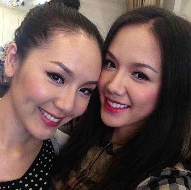 Phương Ly (trái) sở hữu gương mặt xinh xắn giống chị gái Phương Linh. Cô từng gây ấn tượng trong vòng bán kết cuộc thi Vietnam Idol với giọng hát cá tính. Không chỉ cùng có đam mê với âm nhạc, hai chị em còn là những người bạn của nhau trong cuộc sống khi luôn thân thiết và chia ngọt sẻ bùi. 