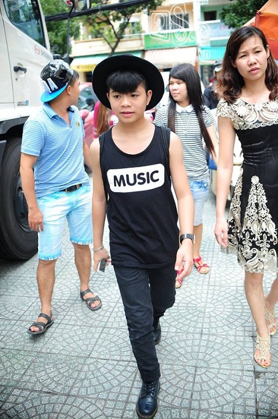 Cây đồ đen rất thời trang và cá tính khiến cậu bé trở nên nổi bần bật.