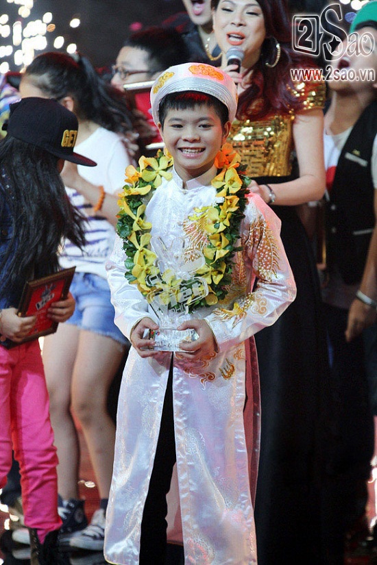 Chuyên hát nhạc dân gian đương đại nên trang phục của Quang Anh khi tham gia Giọng hát Việt nhí thường được thiết kế rất cá tính, bắt mắt.