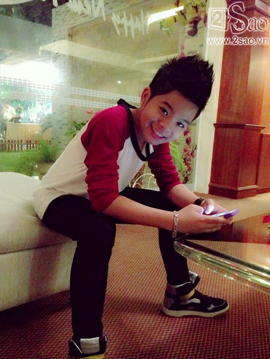 Một bộ đồ đơn giản nhưng được phối cùng giầy thể thao cùng thần thái tự tin khiến Quang Anh trở nên nổi bật.