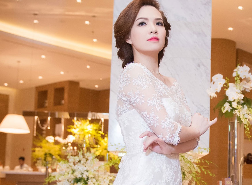 'Gai hai con' Dan Le dien vay cuoi hinh anh