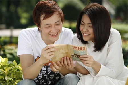 Nam dạy Trúc chữ còn cô dạy anh cách kiếm tiền, tiêu tiền và quý trọng đồng tiền. Tình yêu dần nảy nở giữa cặp đôi 