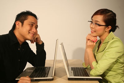 Mới xem tập hôm qua, có đoạn anh Lâm tận tay bồi dưỡng kiến thức quản lý phần mềm. Khi đó anh Lâm cầm con chuột rê rê nhưng cái màn hình đang hiện lên là 1 trang web có cả mấy cái biển quảng cáo to tướng, cả mấy cái màn hình bên cạnh nữa, nhìn là biết không phải đang sử dụng phần mềm quản lý rồi. Nếu đạo diễn biết về nghề thì chỉ cần bật vài cái cửa sổ excel lên là xong”.