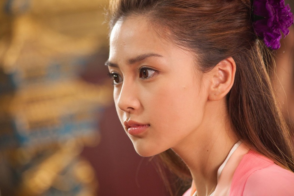 Angelababy tên thật là Dương Dĩnh, sinh ngày 28/2/1989 ở Hồng Kông. Cô có xuất phát điểm là một người mẫu nhưng sau đó nổi tiếng từ khi đóng phim. Đến nay, cô nàng đã 