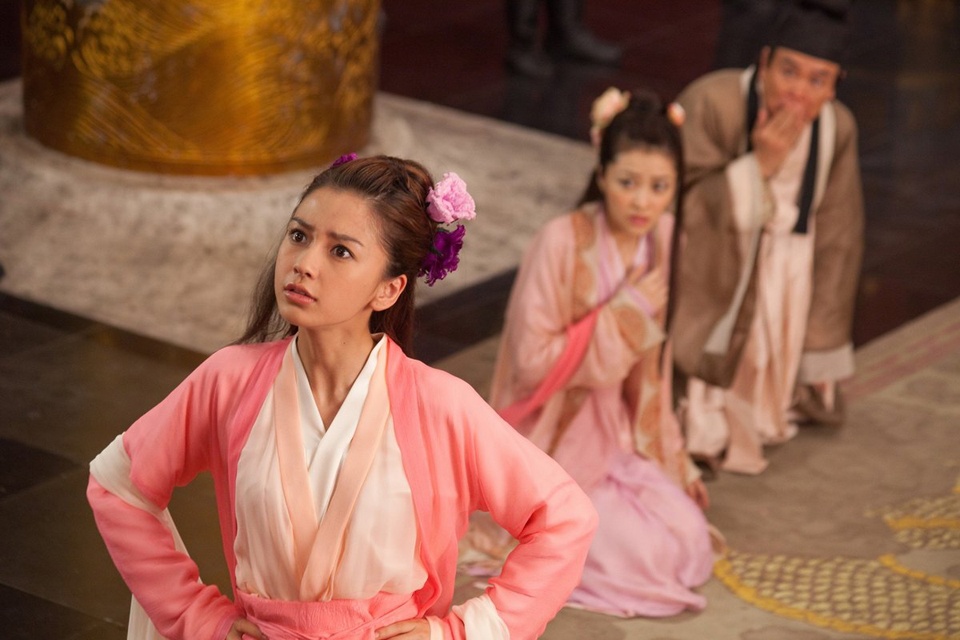 Bộ phim có yếu tố cổ trang đầu tiên mà Angelababy góp mặt là Hoa Điền Hỷ Sự đóng cùng dàn diễn viên nổi tiếng Cổ Thiên Lạc, Ngô Quân Như... Trong phim, cô chỉ nhận một vai phụ nhưng rất được chú ý nhờ ngoại hình xinh đẹp.