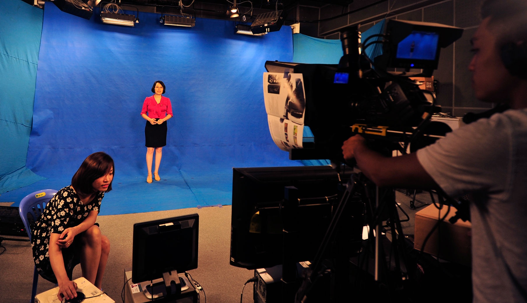 BTV Thảo Linh và các đồng nghiệp đang thực hiện quay bản tin thời tiết theo công nghệ phông xanh để lồng ghép các hình ảnh, đồ họa. Ngoài vai trò một người dẫn, truyền tải thông tin, bản thân chị còn là người chịu trách nhiệm về các kiến thức khoa học của bản tin. 