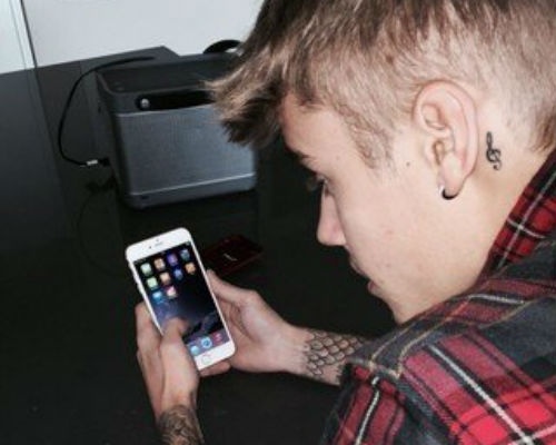 Justin Bieber khong mat mot xu de co iPhone 6 Plus hinh anh