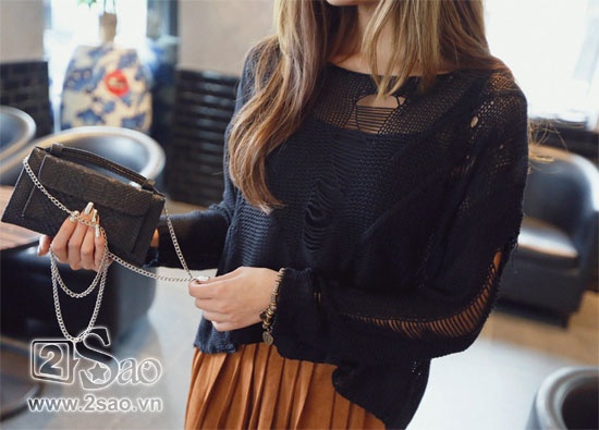 Muốn khẳng định phong cách hiện đại, cá tính bạn hãy chọn mix áo len mỏng với quần jeans, quần skinny. Bên cạnh đó cô nàng điệu đà  có thể diện mix áo len mỏng cùng chân váy.