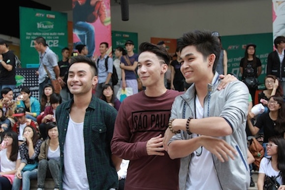 Jun (365) và VJ Dustin Phúc Nguyễn là hai người bạn đến ủng hộ cho S.T.