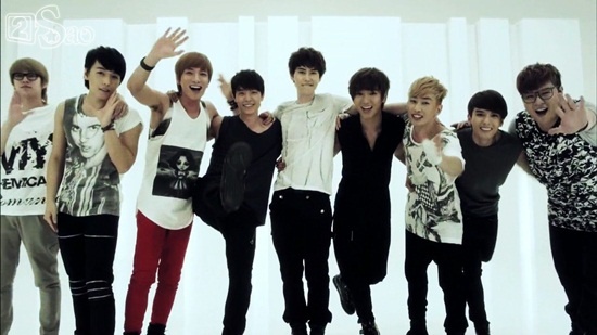 Các thành viên Super Junior ở cùng ký túc xá, luôn nổi tiếng quậy vô cùng.