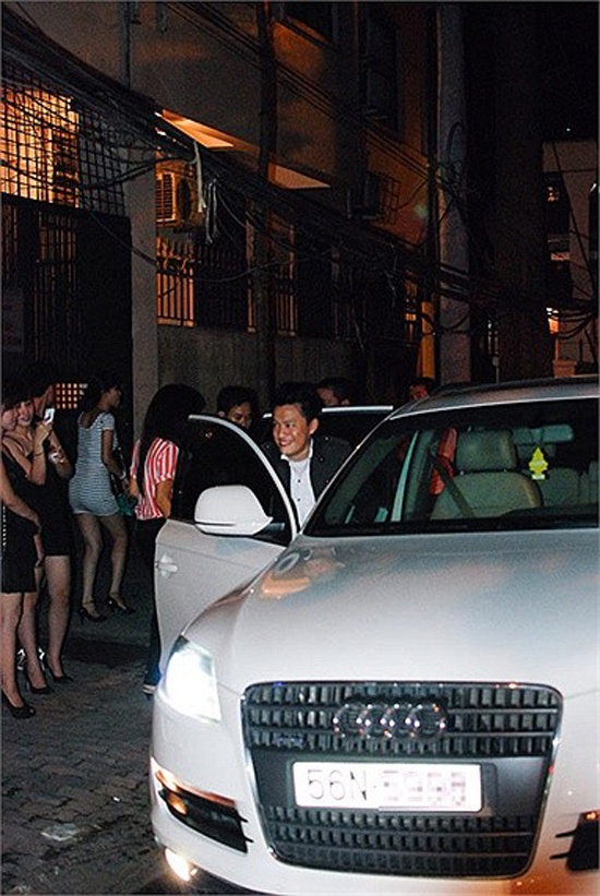   Chiếc xe này có giá hàng tỷ bạc.