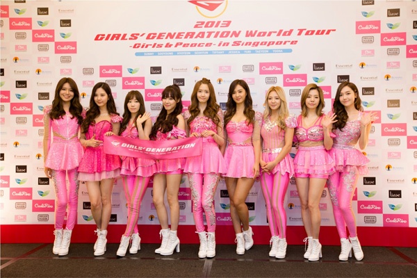 SNSD (Jessica đứng ở ngoài cùng phía bên phải).