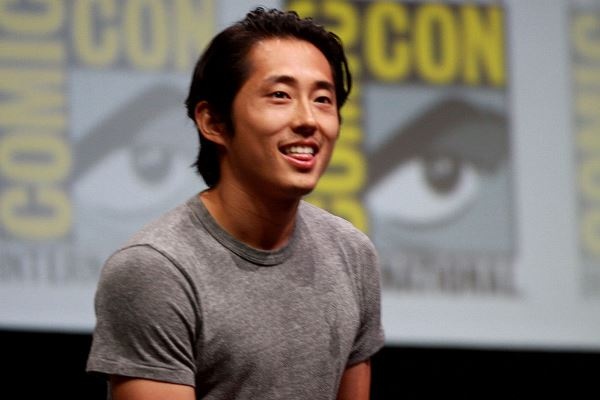 Steven Yeun (sinh ngày 21/12/1983): Sinh ra ở Hàn Quốc, di cư đến Canada và cuối cùng định cư ở Mỹ, Steven Yeun bắt đầu tham gia diễn xuất khi đang theo học ở Trường Y. Phim anh tham gia gần đây nhất là series nổi tiếng The Walking Dead. Đây cũng là bước đệm lớn, bởi nhân vật của anh nhận được sự hâm mộ của đông đảo khán giả Mỹ.