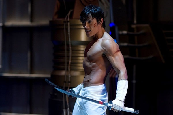 Lee Byung-hun (sinh ngày 12/7/1970): Khi nhắc đến tên anh, khán giả yêu thích phim Hàn sẽ nhớ lại những bộ phim từng chiếu tại Việt Nam như: Những tay đua kiệt xuất, Một trong tất cả... Anh nổi tiếng khi đóng vai Park Chan-wook trong phim Joint Security Area và Kim Ji-woon trong phim A Bittersweet Life. Hình tượng điện ảnh của Lee tại Hollywood còn gắn liền với vai diễn ấn tượng Storm Shadow trong G.I. Joe: The Rise of Cobra, gã sát thủ “cuồng máy bay” trong RED 2…