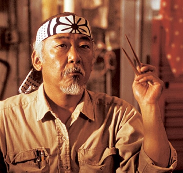 Pat Morita (28/6/1932 - 24/11/2005): Nam diễn viên gạo cội Nhật Bản này từng một thời được yêu mến nhất, “nhẵn mặt” với khán giả và đặc biệt là trẻ em trong bộ ba phim The Karate Kid của thập niên 80 với vai sư phụ Miyagi. Ngoài ra ông còn nổi tiếng trong một số bộ phim khác: American Ninja 5, The Next Karate Kid, The Misery Brothers…