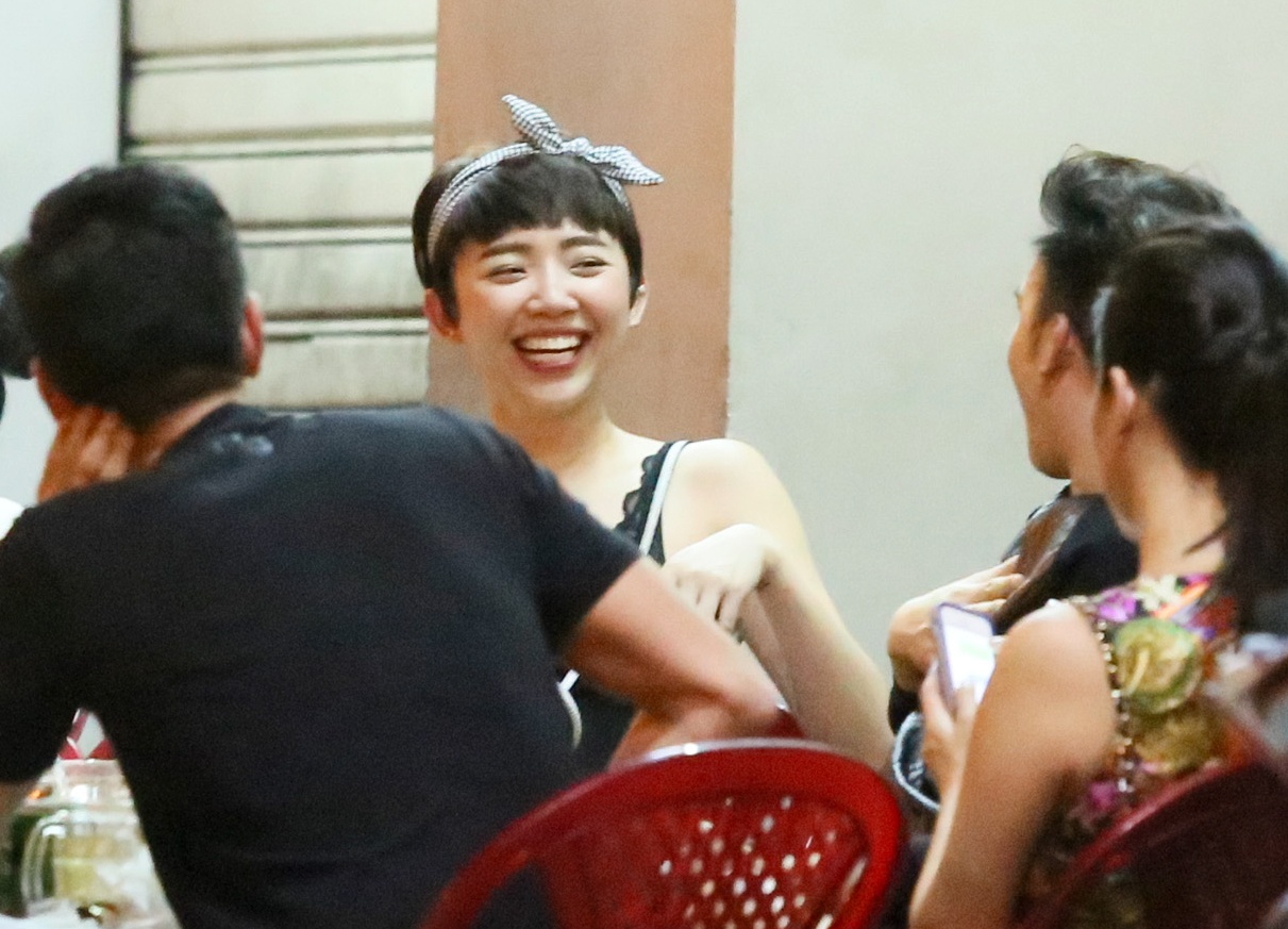 Toc Tien mac ho bao thoai mai ngoi an lau cua via he hinh anh