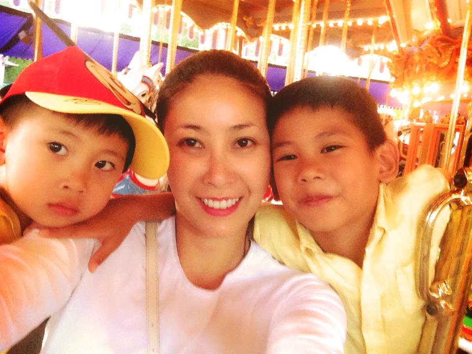 Ha Kieu Anh khoe anh ben hai quy tu tai Singapore hinh anh