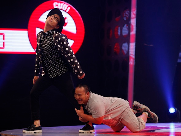 Hieu Hien nam bo, om chan niu keo MC Nguyen Khang hinh anh