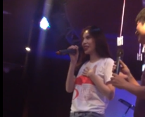 Thuy Tien hat cai luong trong buoi offline voi nguoi ham mo hinh anh