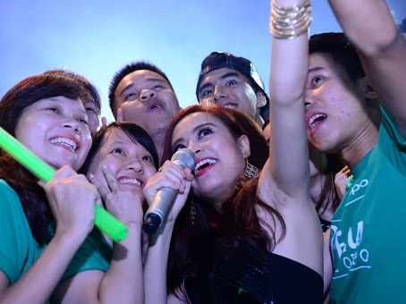 Hoang Thuy Linh nhi nhanh chup anh tu suong voi fan hinh anh