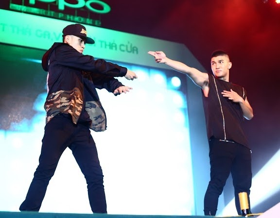 Dàn ca sĩ Hà Nội cũng không thua kém các ca sĩ của phía Nam, khi chứng minh sức hút đặc biệt trên sân nhà. Chàng ca sĩ 