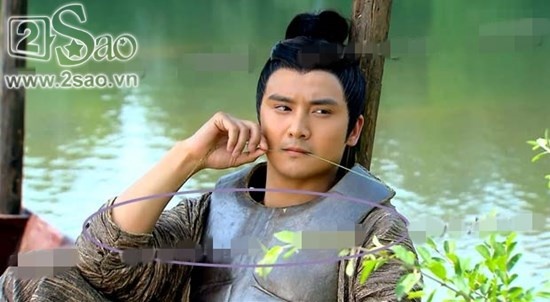 Ở phân cảnh này, nhân vật mặc một chiếc áo dài tay ở trong và áo giáp bên ngoài.