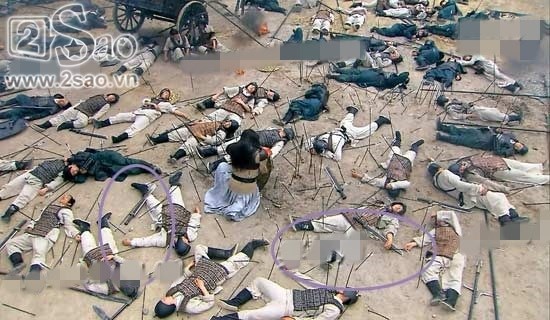 Khi đổi góc máy, các lá cờ và bánh xe bỗng 