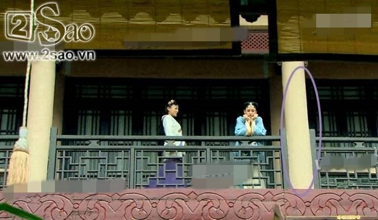 Lúc đầu, nhân vật của Trần Kiều Ân đứng gần cây cột.