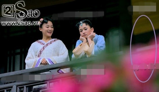 Thế nhưng sau đó, dù cô nàng không hề di chuyển nhưng lại không thấy cây cột đâu.