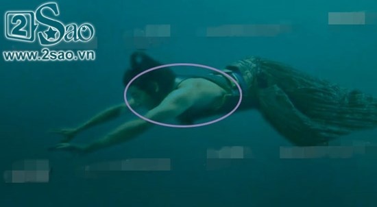 Thế nhưng khi anh chàng nhảy xuống nước để cứu người, chiếc áo dài tay của  anh bỗng biến mất.
