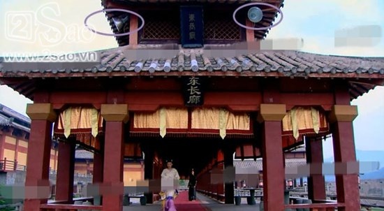 Khán giả dễ dàng phát hiện hai chiếc đèn điện trong phân cảnh này. 