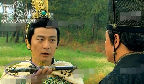 Ban đầu, chuôi kiếm ở phía bên tay phải nhân vật...