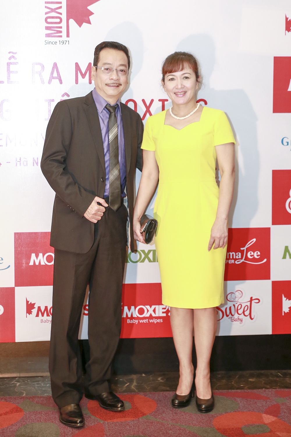 NSND Hoàng Dũng (Giám đốc Nhà hát Kịch Hà Nội) và NSND Minh Hòa chụp ảnh tại sự kiện. 