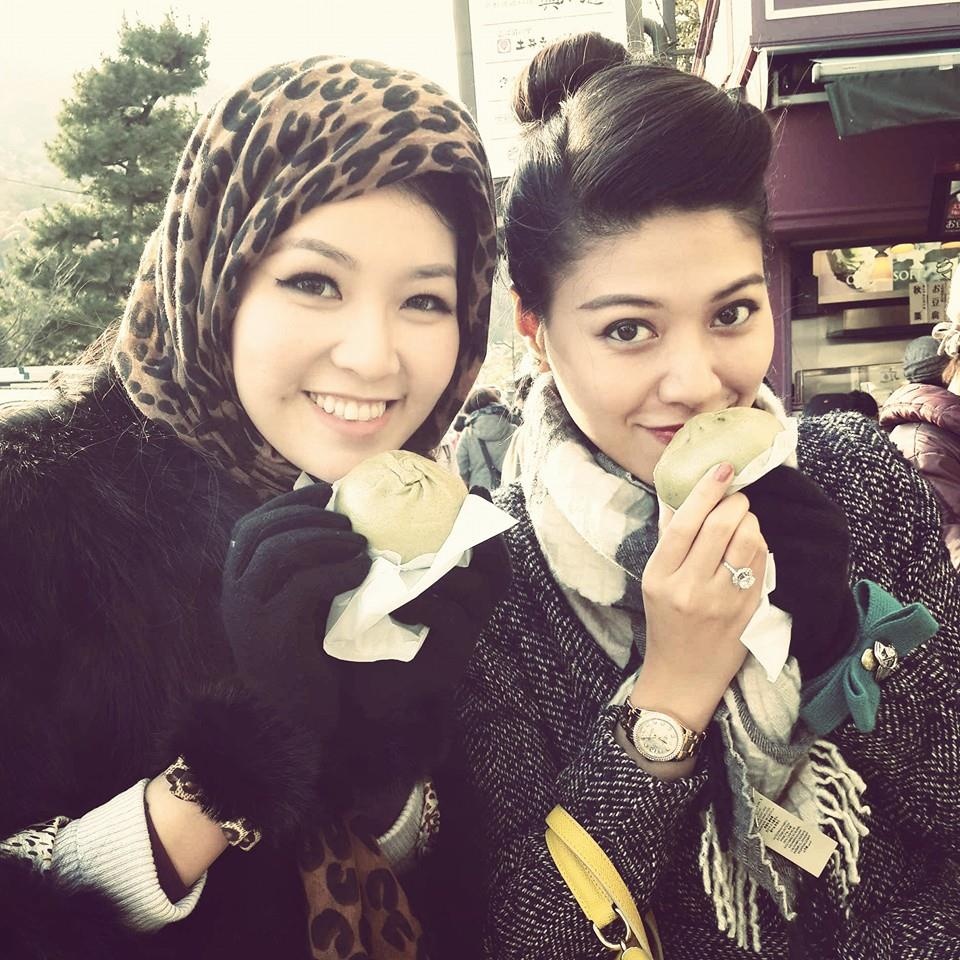 Tinh ban dep cua BTV Ngoc Trinh va A hau Thuy Van hinh anh