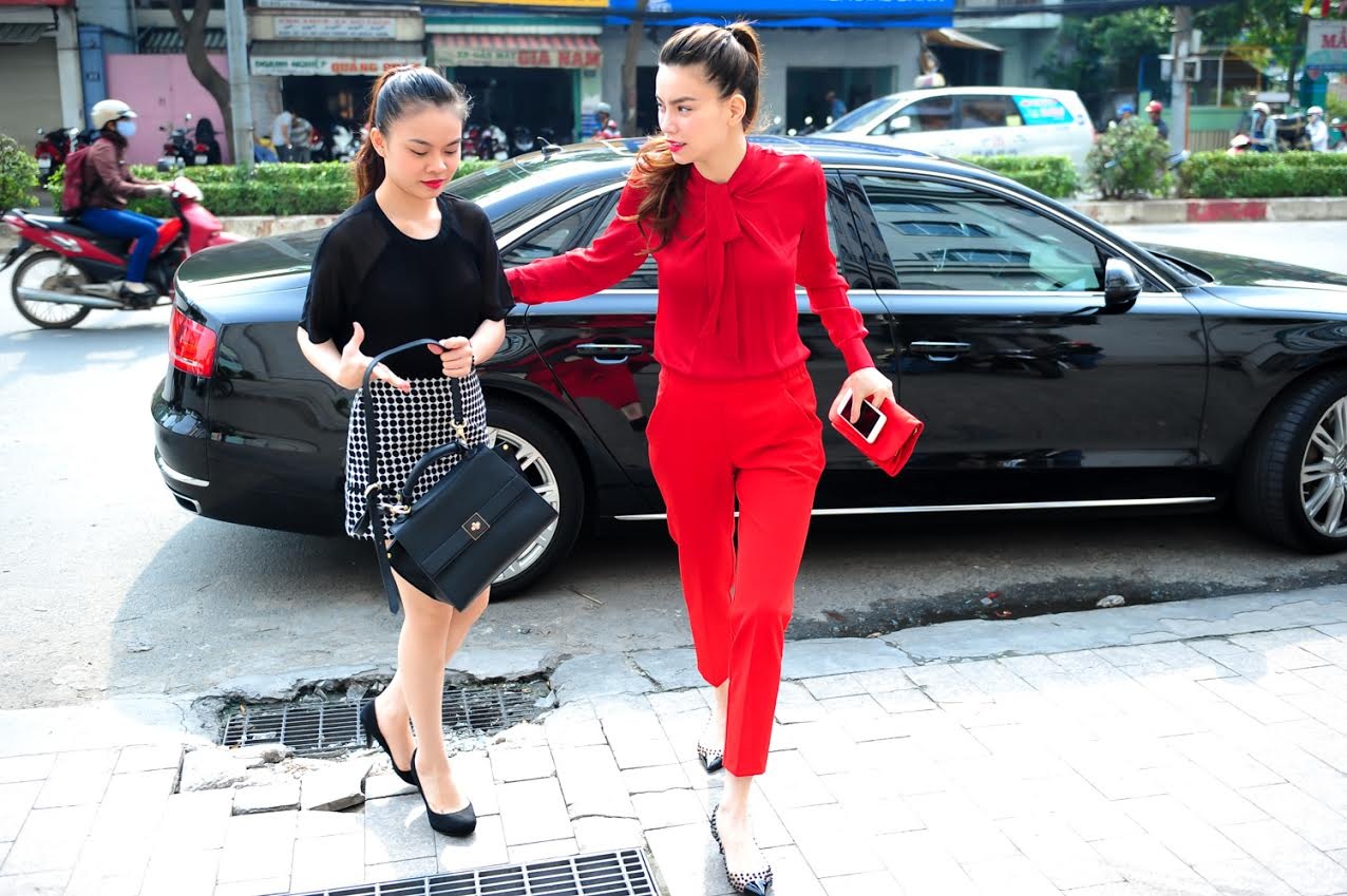 Ha Ho dua don tro cung Giang Hong Ngoc bang xe sang hinh anh