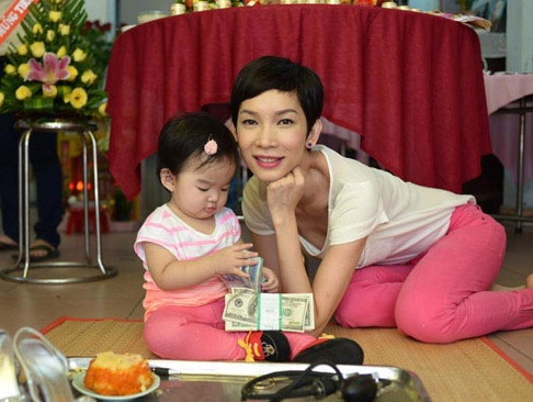 Tiec thoi noi hoanh trang sao Viet to chuc cho con hinh anh