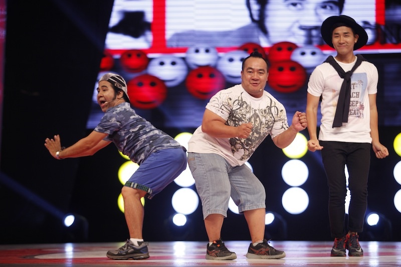 Hieu Hien choc cuoi 'ban sao' Le Roi hinh anh