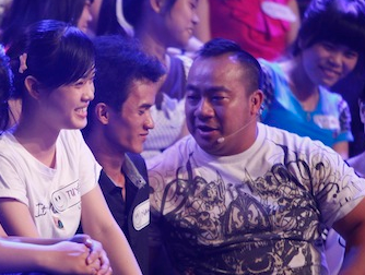 Hieu Hien choc cuoi 'ban sao' Le Roi hinh anh