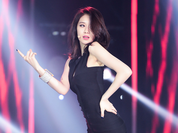 Khoanh khac T-ara khoe vong 3 goi cam tren san khau hinh anh